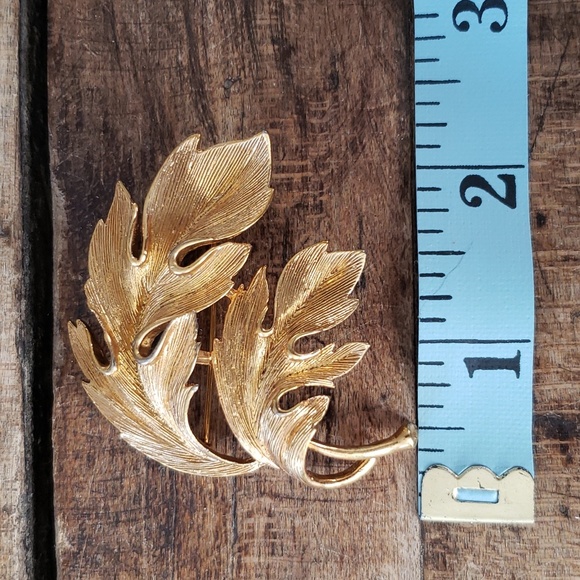 Vintage Signed M Jent Gold toned Oak Leaf Brooch Textured Large 2" - Picture 5 of 6